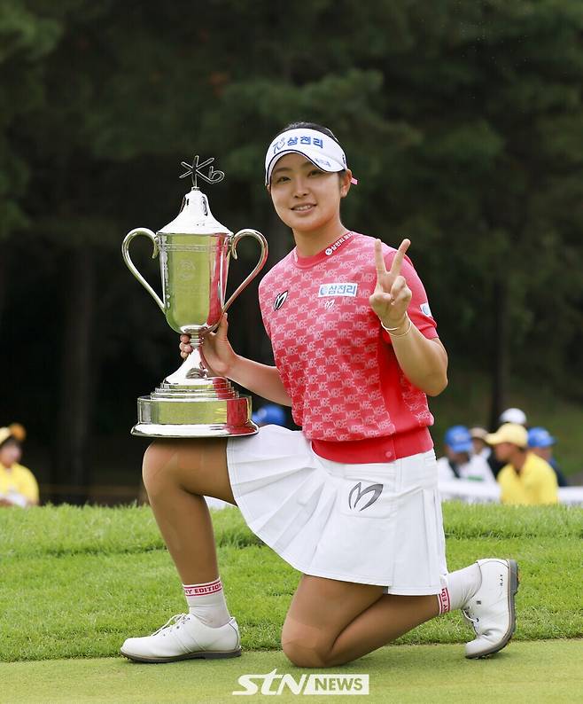 7일 경기 이천시 블랙스톤 이천(파72)에서 열린&nbsp;한국여자프로골프(KLPGA) 투어 KB금융 스타챔피언십에서 유현조(삼천리)가 정상에 오른 후 우승 트로피를 들고 기념 촬영 중이다. /사진=손진현 기자