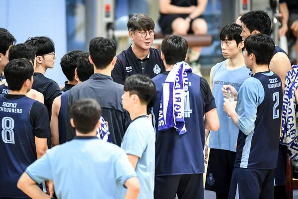 손창환 감독과 고양 소노 선수들. /사진=WKBL