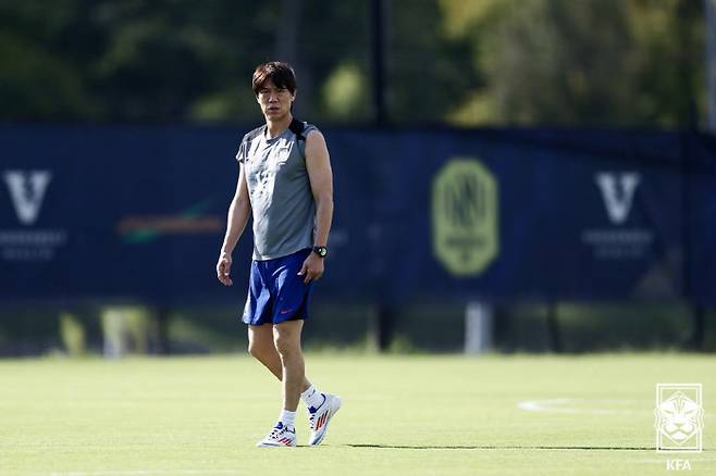 멕시코전 대비하는 홍명보 감독

    (서울=연합뉴스) 한국 축구대표팀 홍명보 감독이 8일(한국시간) 미국 테네시주 내슈빌의 내슈빌SC 훈련장에서 멕시코와의 경기를 앞두고 열린 훈련에서 훈련장을 바라보고 있다. 2025.9.8 [대한축구협회 제공. 재판매 및 DB금지]
