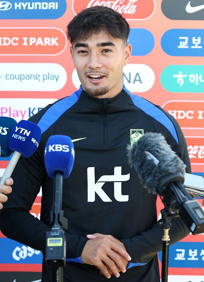 인터뷰하는 옌스 카스트로프

    (뉴욕=연합뉴스) 윤동진 기자 = 3일(현지시간) 미국 뉴욕주 아이칸 스타디움에서 진행된 한국 축구 대표팀 훈련에서 옌스 카스트로프가 인터뷰를 하고 있다. 2025.9.4