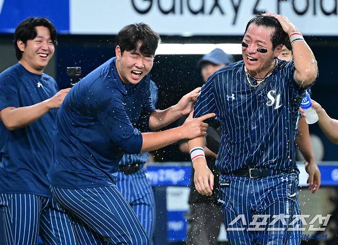 웃음이 터진 두 남자