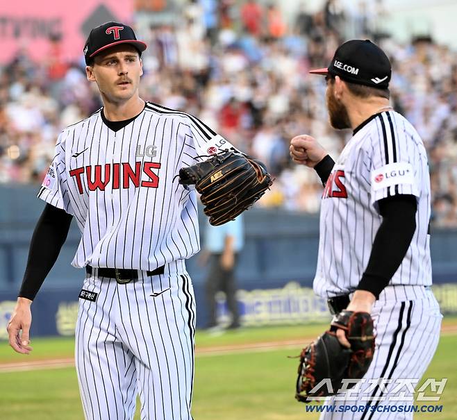 19일 잠실야구장에서 열린 롯데와 LG의 경기, 2회초 2사 만루 톨허스트가 황성빈을 삼진처리하며 이닝을 끝마친 뒤 오스틴의 환영을 받고 있다. 잠실=허상욱 기자wook@sportschosun.comm/2025.08.19/