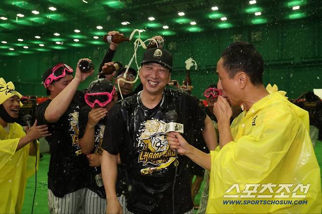 맥주 세례를 받고 있는 후지카와 감독. 그는 한신에서 구원투수로 활약하고 명구회에 헌액된 레전드다.  사진캡처=한신 타이거즈 SNS