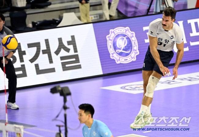 5일 인천계양체육관에서 열린 V리그 남자부 대한항공과 현대캐피탈의 챔피언결정전 3차전, 대한항공 러셀이 스파이크 서브를 시도하고 있다. 인천=허상욱 기자 wook@sportschosun.com/2025.04.05/