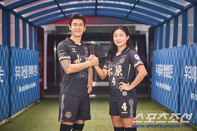 수원FC와 수원FC 위민의 베테랑이자 한국 남녀축구의 정신적 지주, 캡틴 이용과 조투소 조소현. 사진제공=수원FC