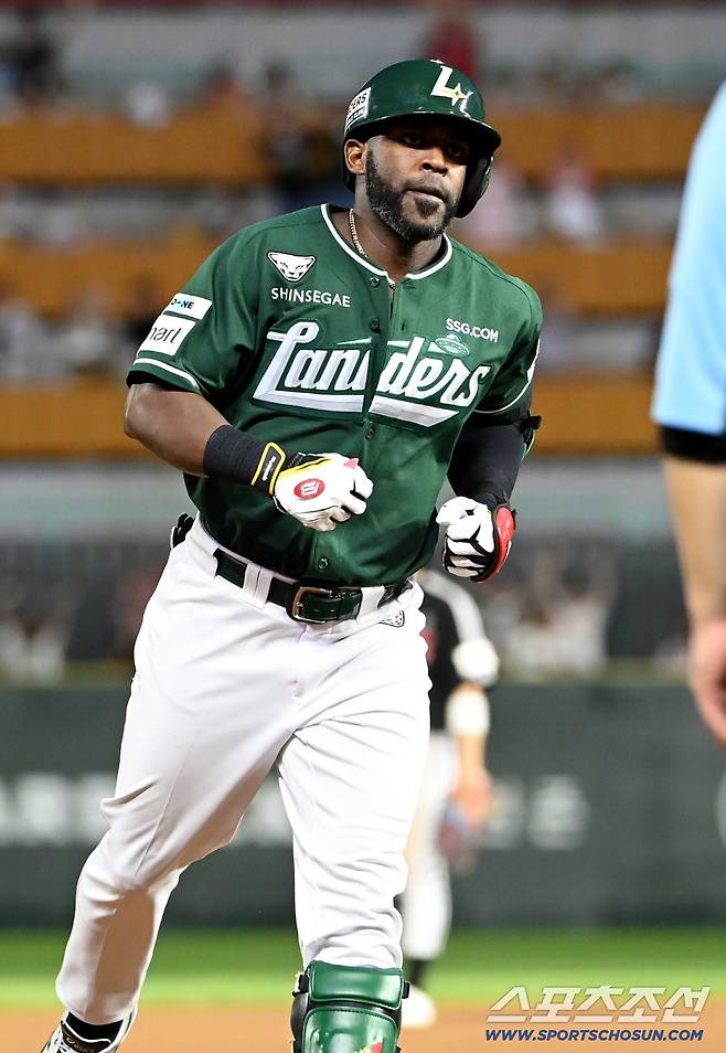 16일 인천SSG랜더스필드에서 열린 LG와 SSG의 경기, 5회말 무사 만루 에레디아가 역전 만루홈런을 치고 베이스를 돌고 있다. 인천=허상욱 기자wook@sportschosun.com/2025.08.16/