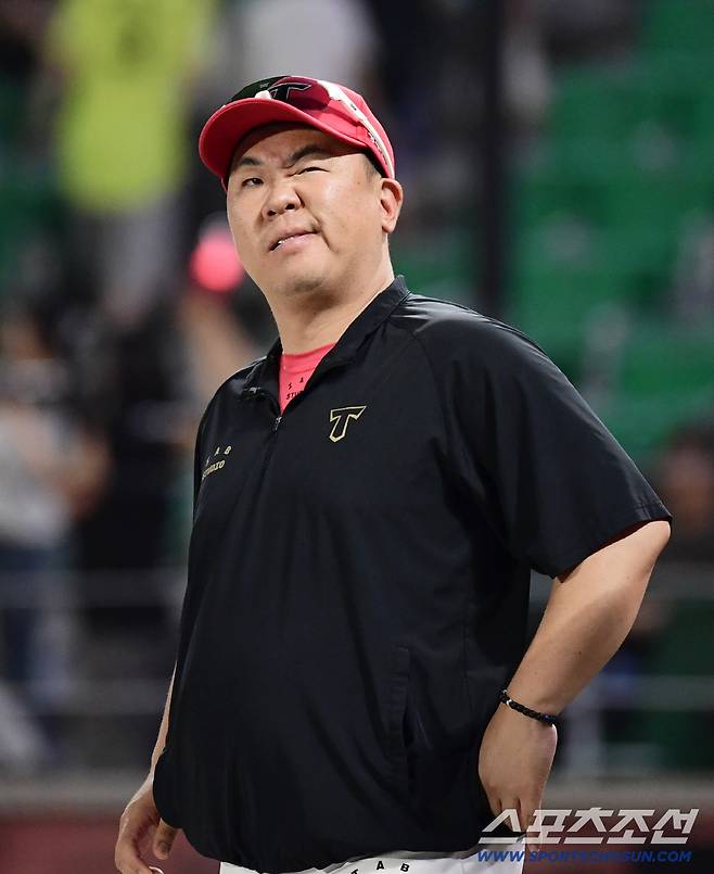 28일 인천 SSG랜더스필드에서 열린 KBO리그 SSG와 KIA의 경기. KIA가 SSG에 승리하며 위닝시리즈를 달성했다. 경기 종료 후 선수들을 바라보는 이범호 감독. 인천=송정헌 기자songs@sportschosun.com/2025.08.28/