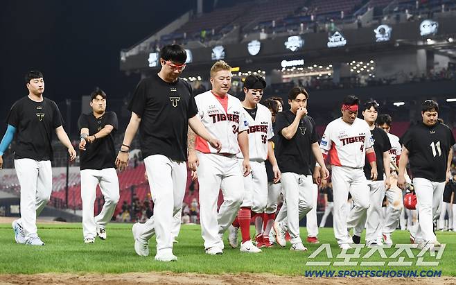 24일 광주 기아 챔피언스필드에서 열린 LG-KIA전. KIA가 0대8로 패하며 3연전을 모두 내줬다. 양현종, 최형우 등 선수들이 아쉬워하고 있다. 광주=정재근 기자 cjg@sportschosun.com/2025.7.24/