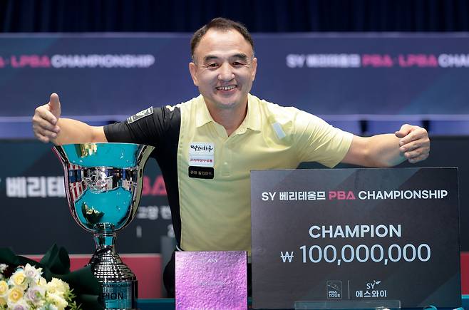 2025~2026시즌 PBA 4차투어 우승을 차지한 이승진이 시상식 후 트로피를 들고 기념 촬영 하고 있다. 사진제공=PBA