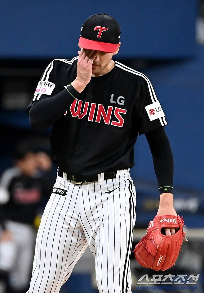 9일 고척스카이돔에서 열린 LG와 키움의 경기, 4회말 1사 1,3루 키움 임지열에[ 역전 3점홈런을 내준 LG 톨허스트가 아쉬워하며 땀을 닦아내고 있다. 고척=허상욱 기자wook@sportschosun.com/2025.09.09/