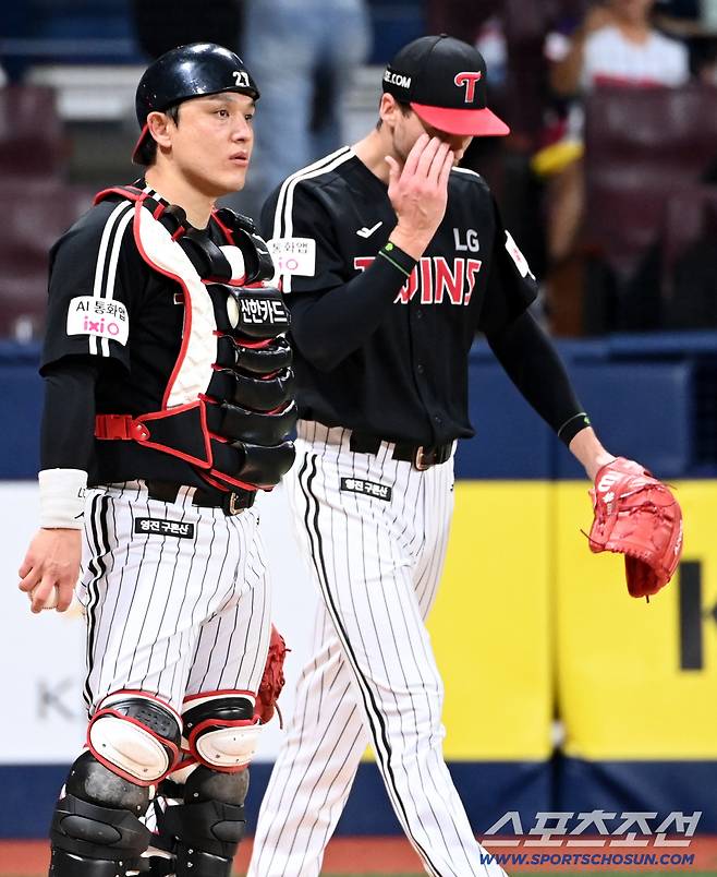 9일 고척스카이돔에서 열린 LG와 키움의 경기, 2회말 2사 1,2루 키움 박주홍에 1타점 적시타를 내주고 아쉬워하는 LG 톨허스트-박동원 배터리의 모습. 고척=허상욱 기자wook@sportschosun.com/2025.09.09/