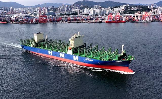 HJ중공업은 오세아니아 지역 선주사와 총 6400억원 규모의 8850TEU급 친환경 컨테이너선 4척 건조계약을 체결했다고 9일 밝혔다. HJ중공업이 건조한 동급 컨테이너선. /HJ중공업