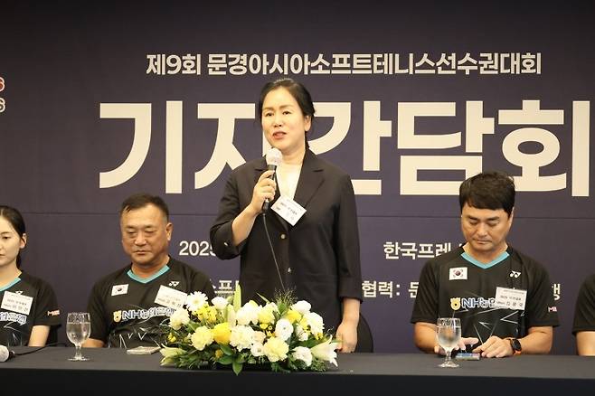 김정숙 한국선수단장이 대회에 임하는 각오를 밝히고 있다. 사진/대한소프트테니스협회