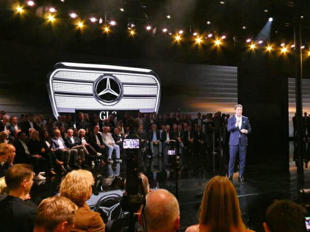 '디 올 뉴 GLC 위드 EQ테크놀로지'에 탑재된 새 벤츠 그릴을 소개하는 올라 칼레니우스 회장