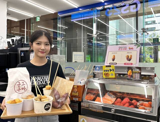 GS25에서 고객이 동절기 간식을 들고 포즈를 취하고 있다. (제공=GS리테일)