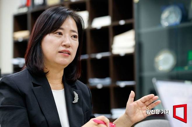 안수현 한국외대 법학전문대학원장이 13일 서울 동대문구 한국외대 법학관에서 인터뷰 하고 있다. 강진형 기자