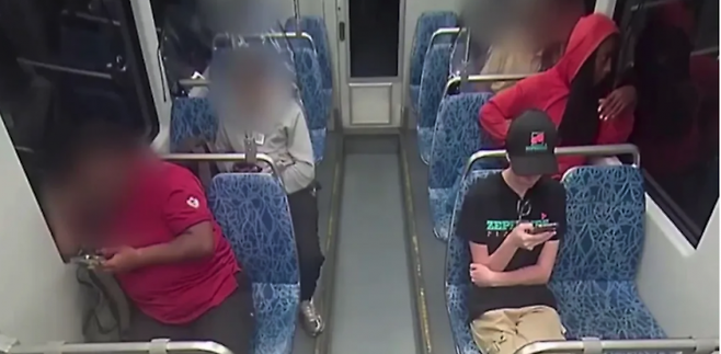 8월 22일(현지시간) 미국 노스캐롤라이나주 샬럿의 경전철에서  우크라이나 난민 이리나 자루츠카(오른쪽 아래)의 살해하기 직전 모습. Charlotte Area Transit System