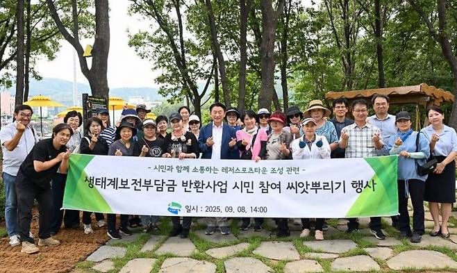 김동근 시장이 8일 흥선권역을 방문해 ‘시민 레저스포츠타운 조성사업’ 부지에서 시민들과 정책비전을 공유하는 ‘씨앗 뿌리기 행사’를 진행하고 있다. 의정부시 제공