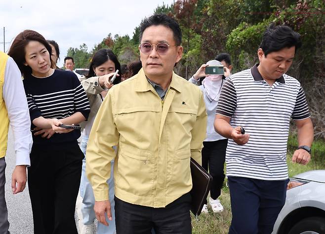 현장대책반장인 조기중 워싱턴 총영사가 8일 한국인 300여명이 구금돼 있는 조지아주 포크스턴의 이민세관단속국(ICE) 처리 센터로 향하며 기자들의 질문에 답하고 있다. /연합뉴스