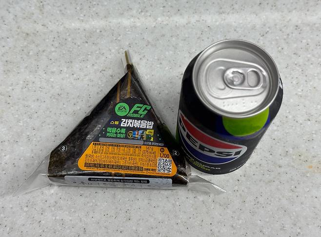 직장인 박모(27)씨가 사무실에서 점심으로 먹은 편의점 삼각김밥과 콜라/장경식 기자