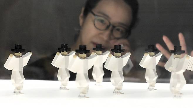 지난 3일 부산시 부산진구 국립부산국악원에서 열리고 있는 제8회 영남춤축제 연계 전시 '춤추는 레고'에서 관람객들이 레고 블록으로 재해석한 '동래학춤'을 감상하고 있다./김동환 기자