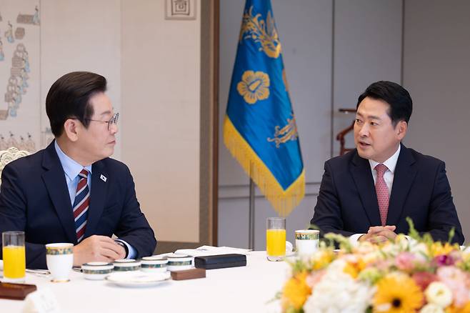이재명 대통령이 8일 서울 용산 대통령실 청사에서 열린 여야 지도부 오찬 회동에서 장동혁 국민의힘 대표의 발언을 듣고 있다. /대통령실