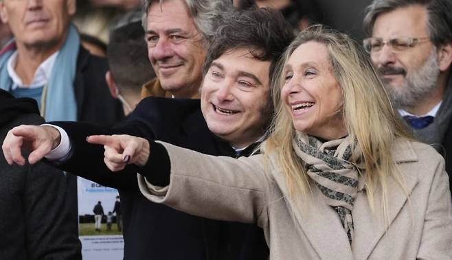 아르헨티나의 하비에르 밀레이 대통령(왼쪽)과 대통령 비서실장인 그의 여동생 카리나 밀레이가 지난 7월 부에노스아이레스에서 열린 농업 박람회 개막식에 참석하고 있다./연합