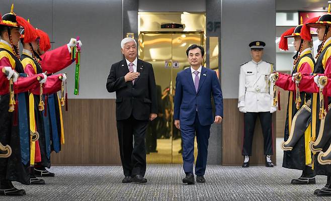 서울서 한일 국방회담… 日 방위상 10년 만에 방한  안규백(오른쪽) 국방부 장관과 ‘2025 서울안보대화’ 참석차 한국을 방문한 나카타니 겐 일본 방위상이 8일 서울 용산 국방부에서 열린 한일 국방장관 회담에서 의장대를 사열하고 있다. 일본 방위상이 방한해 서울에서 한일 국방장관회담이 열린 건 2015년 이후 10년 만이다./국방부