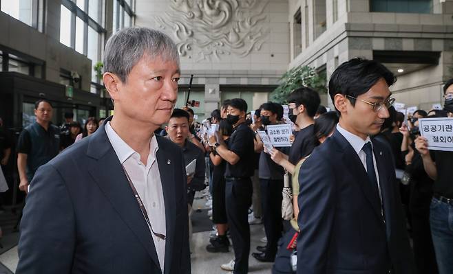 이찬진 금융감독원장이 9일 오전 서울 여의도 금감원에서 열린 금감원 직원들의 피켓시위를 뒤로 한 채 출근하고 있다. 이날 금감원 로비에서는 금감원 직원들이 정부 및 여당의 금융당국 조직개편에 반발해 피켓 시위를 했다. /박성원 기자