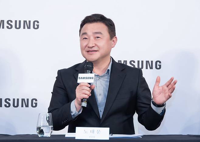 노태문 삼성전자 DX부문장(사장)이 4일(현지시각) 독일 베를린에서 진행된 기자간담회에서 삼성전자 AI 가전을 설명하고 있다. /삼성전자