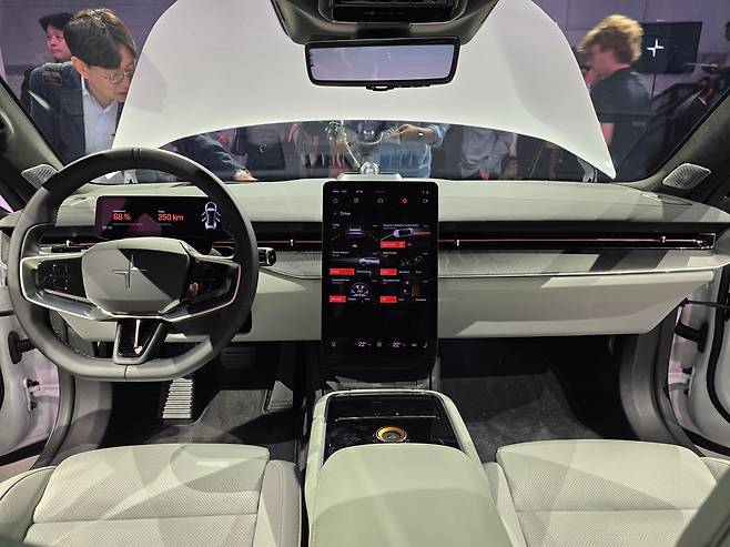 폴스타5 1열. 9인치 운전석 디스플레이와 14.5인치 센터 디스플레이가 장착돼 있다./이윤정 기자