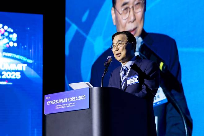 이종석 국가정보원장이 9일 서울 코엑스에서 열린 ‘사이버 서밋 코리아 2025(CSK 2025)’ 개막식에서 개회사를 하고 있다./국가보안기술연구소 제공