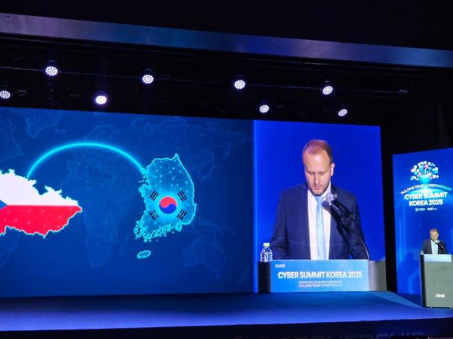 루카시 킨트르 체코 국가사이버정보보안청(NÚKIB) 청장이 9일 서울 코엑스에서 열린 ‘사이버 서밋 코리아 2025(CSK 2025)’ 개막식에서 기조연설을 하고 있다./사진=이경탁 기자
