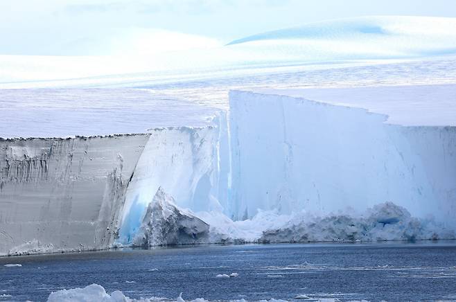 남극 파인 아일랜드 빙하 근처에서 빙하가 무너져 내리는 모습./미 국립과학원회보(PNAS)