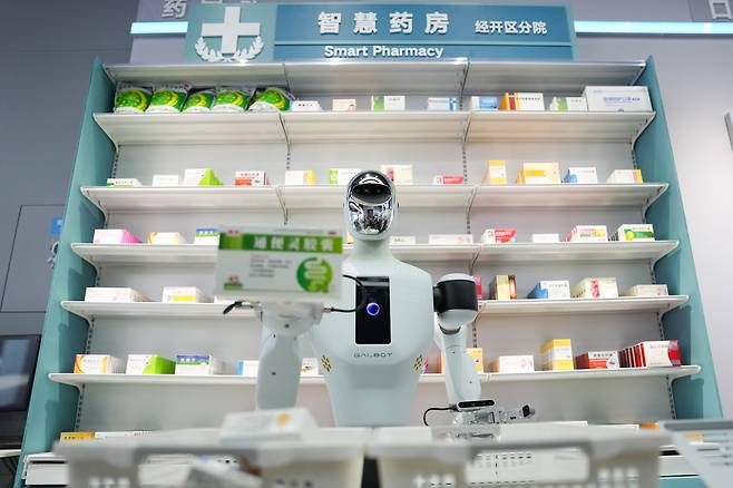 중국 베이징 수도 베이징경제기술개발구 내 한 약국으로, 로봇이 점원 역할을 하고 있다. /신화사·연합뉴스