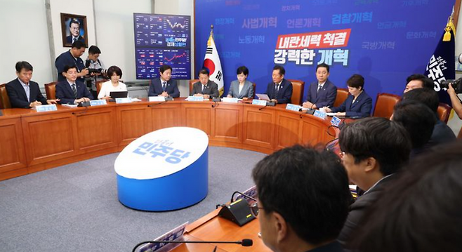 정청래 더불어민주당 대표가 8일 오전 국회에서 열린 최고위원회의에서 발언을 하고 있다. ⓒ뉴시스