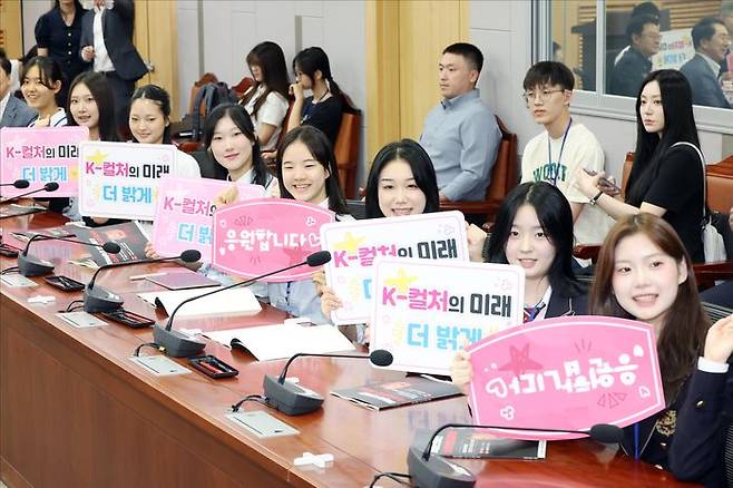 한림연예예술고등학교 학생들이 9일 오전 의원회관 제1세미나실에서 열린 '잘나갔단 아역배우 그 많던 소득은 어디로 갔을까' 미성년 연예인 소득보장법 공청회에서 기념촬영을 하고 있다. ⓒ데일리안 홍금표 기자