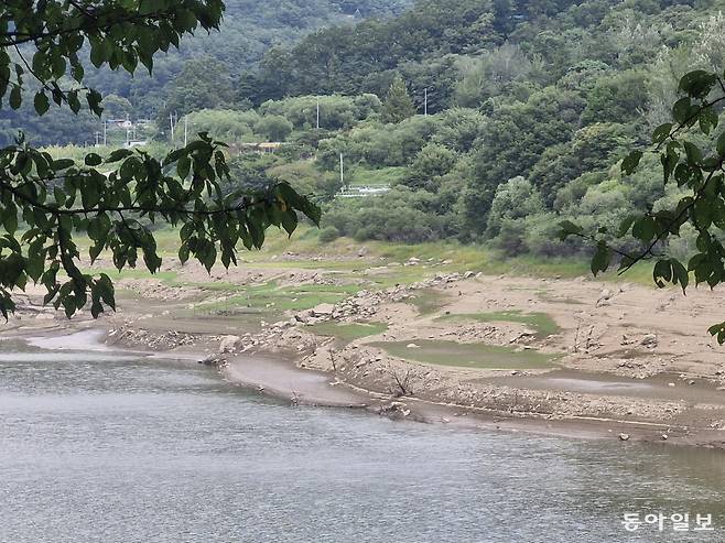6일 오후 경북 문경시 문경댐의 경천호 상류 일대가 극심한 가뭄으로 수위가 크게 낮아지며 바닥을 드러내고 있다. 경천호는 문경시민의 식수와 생활용수를 책임지는 사실상 유일한 수원으로, 문경댐마저 가뭄의 직격탄을 맞으면서 지역 물 공급에 비상이 걸렸다. 문경=최효정 기자 hyoehyoe22@donga.com