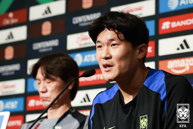 한국 대표팀의 중앙 수비수 김민재가 멕시코와의 친선경기를 앞두고 9일 미국 테네시주 내슈빌 지오디스파크에서 열린 공식 기자회견에서 취재진 질문에 답하고 있다. 대한축구협회 제공