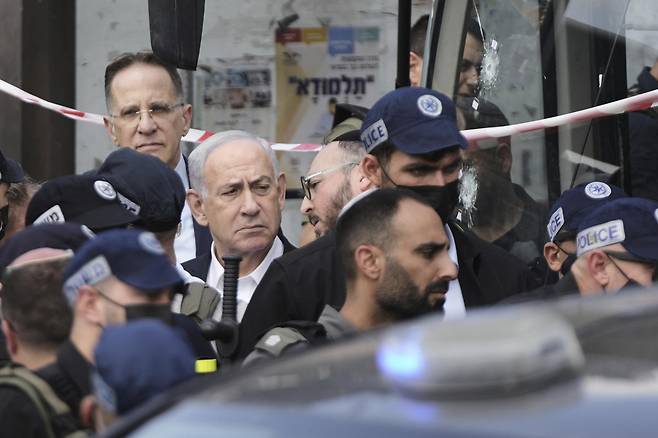 베냐민 네타냐후 이스라엘 총리가 8일(현지 시간) 예루살렘 버스 총격 현장을 방문해 둘러보고 있다. 이날 오전 두 명의 팔레스타인 무장 괴한이 버스 정류장에서 시민들이 타고 있는 버스를 향해 총격을 가해 최소 6명이 숨지고 10명이 다쳤으며 용의자들은 사살됐다.  2025.09.09 예루살렘=AP 뉴시스