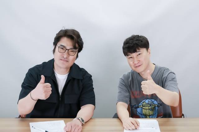 충정로에 위치한 디지털타임스 사옥의 유튜브 스튜디오에서 광운대 OTT미디어 전공 이희대(왼쪽) 교수와 E스포츠 캐스터·영화 리뷰 크리에이터 김단군(김의중)이 ‘희대의 NOW 구독중’ 인터뷰를 촬영 중이다. 박동욱 기자 fufus@dt.co.kr