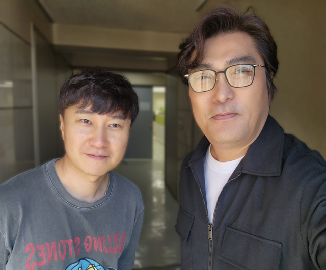 김단군 특유의 솔직함과 함께한 2시간여의 인터뷰는 그의 ‘골방토크’ 코너에 오히려 초대받은 느낌이었다. e스포츠 캐스터로 시작해, 즉시성과 자기다움 그리고 자연스러운 진화라는 원칙으로 빚어낸 김단군이라는 현재진행형 콘텐츠 서사는, 아날로그에서 디지털로의 변화를 온전히 흡수한 M세대가 만들어낸 문화가 어떻게 확장되고 재창조되는지를 선명하게 보여준다. 앞으로 ‘봤군’을 통해 어떤 이야기가 펼쳐질지, 새로운 장르를 개척하는 그의 다음 걸음을 지켜볼 일이다. 박동욱 기자 fufus@dt.co.kr