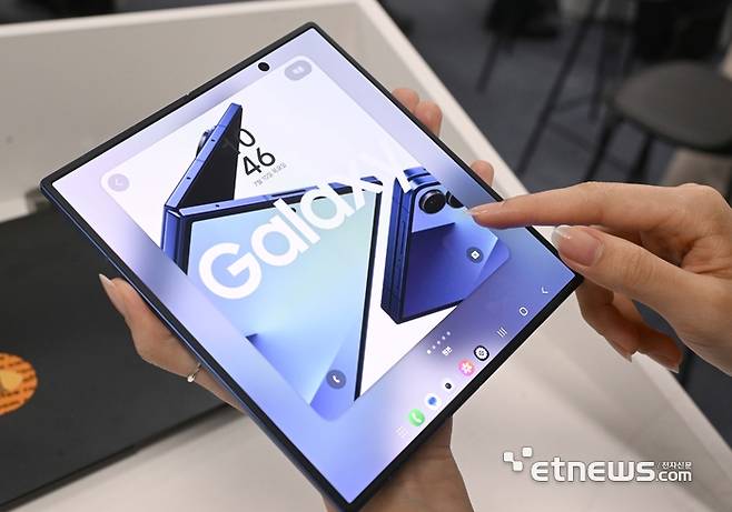 삼성전자 갤럭시Z 폴드7. 내부는 20:18 비율의 8인치, 외부는 21:9 비율의 6.49인치 OLED 디스플레이를 채택했다. (사진 = 박지호기자 jihopress@etnews.com)