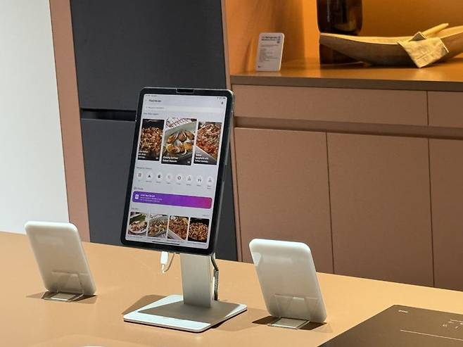 LG전자 씽큐 온과 연결된 냉장고가 관람객들에게 재료에 따른 레시피를 추천해주고 있다. 사진=임수빈 기자