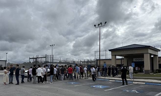 현대차그룹-엘지(LG)에너지솔루션 합작 배터리 공장 건설현장에서 지난 4일(현지시각) 체포돼 미국 조지아주 포크스턴 외곽에 있는 디레이 제임스 교정시설에 구금된 한국 노동자들을 만나기 위해 관계사 직원들이 7일 정문 앞에 길게 줄을 서서 기다리고 있다. 포크스턴/김원철 기자 wonchul@hani.co.kr