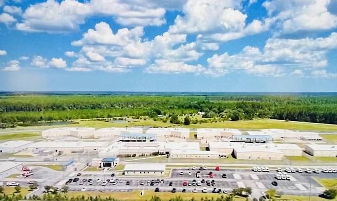 하늘에서 바라본 미국 조지아주 포크스턴 외곽에 있는 ‘디레이 제임스 교정시설’. 미국 플로리다주 잭슨빌의 지역 방송사 WJXT(News 4 Jax) 방송 화면 촬영