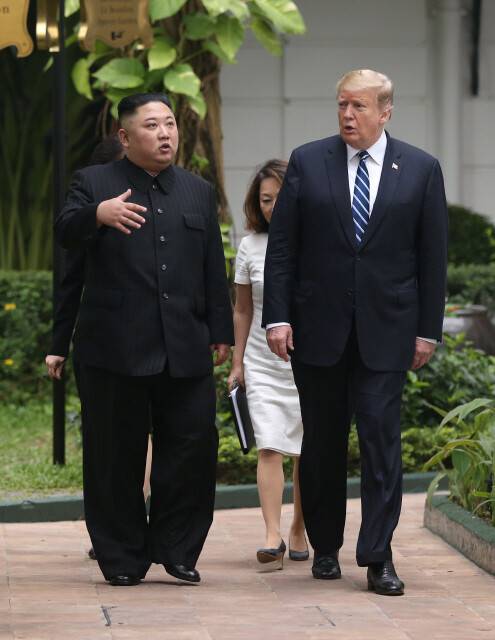 도널드 트럼프 미국 대통령과 김정은 북한 국무위원장이 2019년 2월28일 하노이에서 단독 정상회담을 마치고 호텔 정원에서 나란히 걸으며 이야기를 나누고 있다. 하노이/AP 연합뉴스