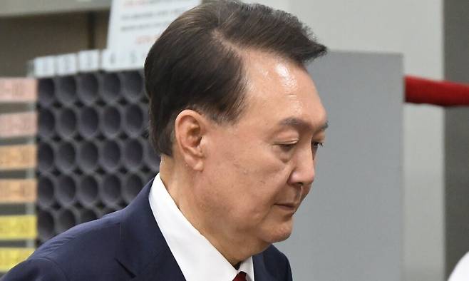 윤석열 전 대통령이 서울 서초구 서울중앙지방법원에서 구속 전 피의자 심문(영장실질심사)을 마치고 법원을 나서고 있다. 사진공동취재단