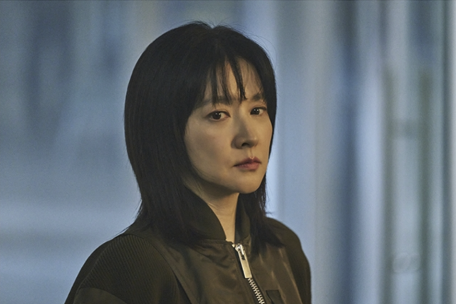 드라마 '은수 좋은 날'에서 마약 유통이라는 금기의 세계에 발 들이는 가정주부 강은수로 분한 이영애. KBS 제공