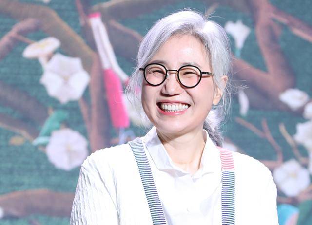 김은숙 작가가 가뭄 피해를 겪고 있는 강릉 지역에 생수를 기부했다. 뉴스1